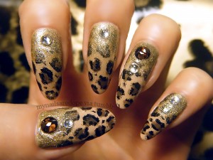 Pretty Nails with Gold Details