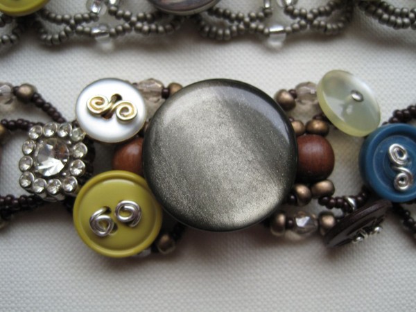 DIY: Accessories With Old Buttons